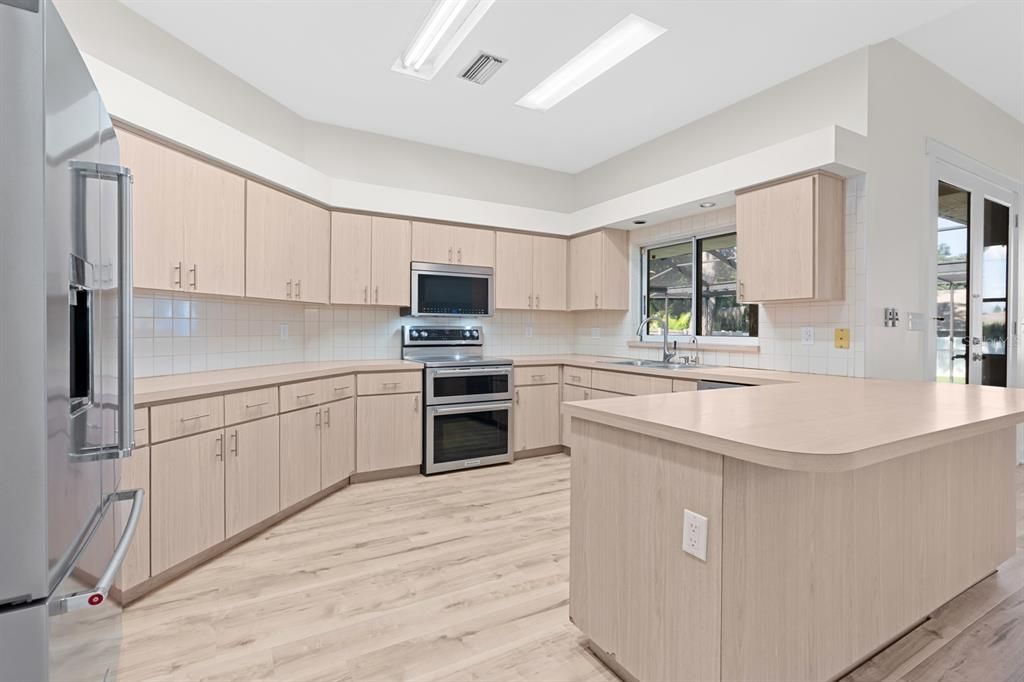 For Sale: $544,900 (5 beds, 3 baths, 2424 Square Feet)