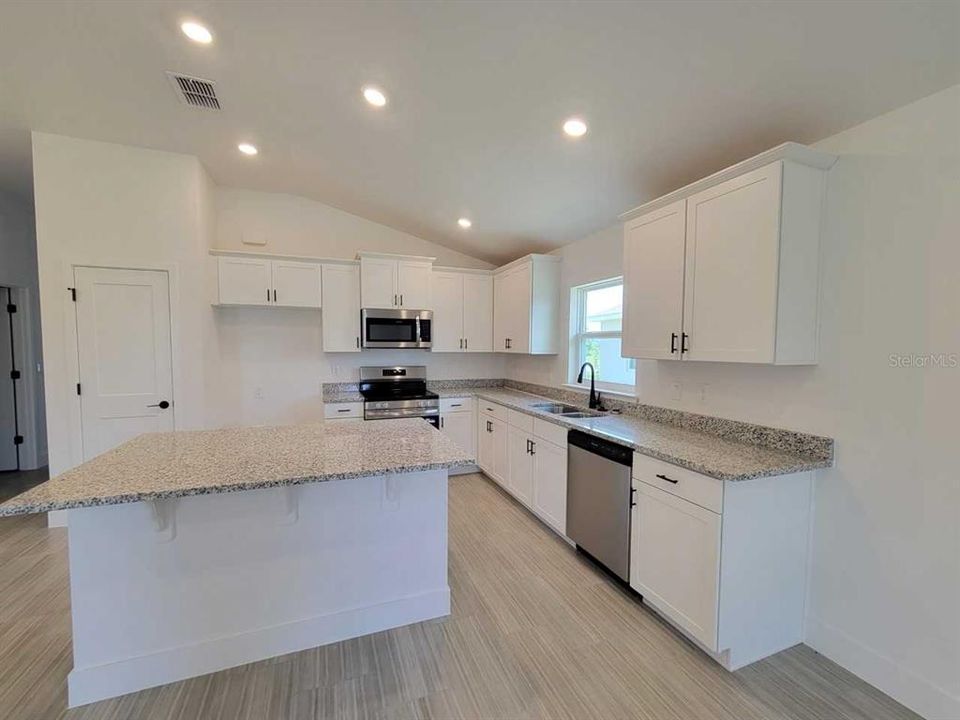 На продажу: $297,350 (3 спален, 2 ванн, 1720 Квадратных фут)