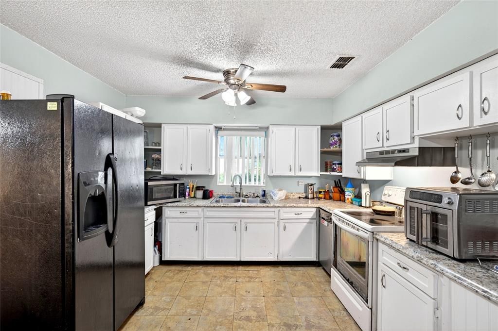 For Sale: $149,000 (2 beds, 1 baths, 958 Square Feet)
