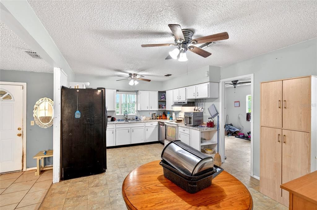 For Sale: $149,000 (2 beds, 1 baths, 958 Square Feet)