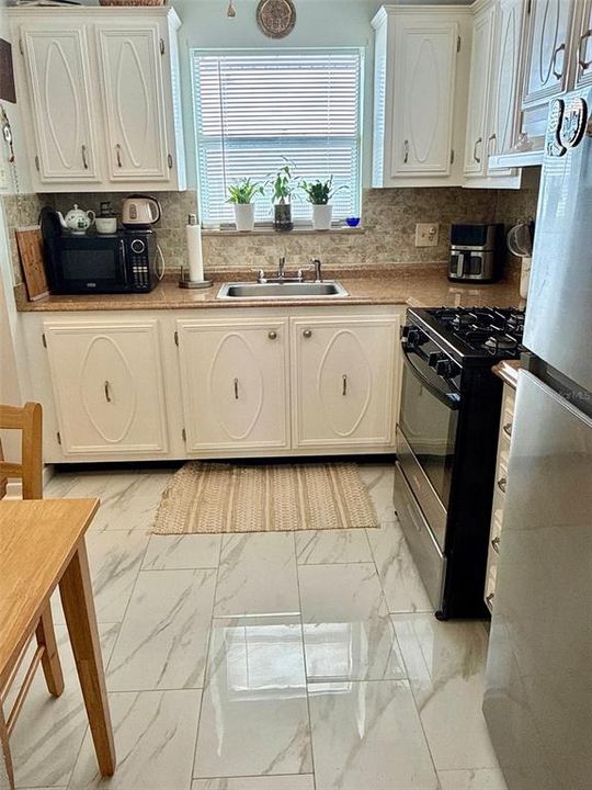 For Sale: $125,000 (1 beds, 1 baths, 765 Square Feet)