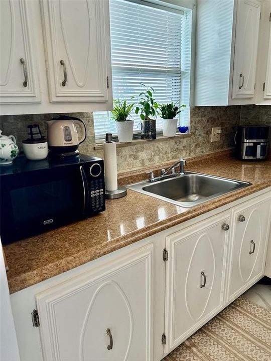 For Sale: $125,000 (1 beds, 1 baths, 765 Square Feet)