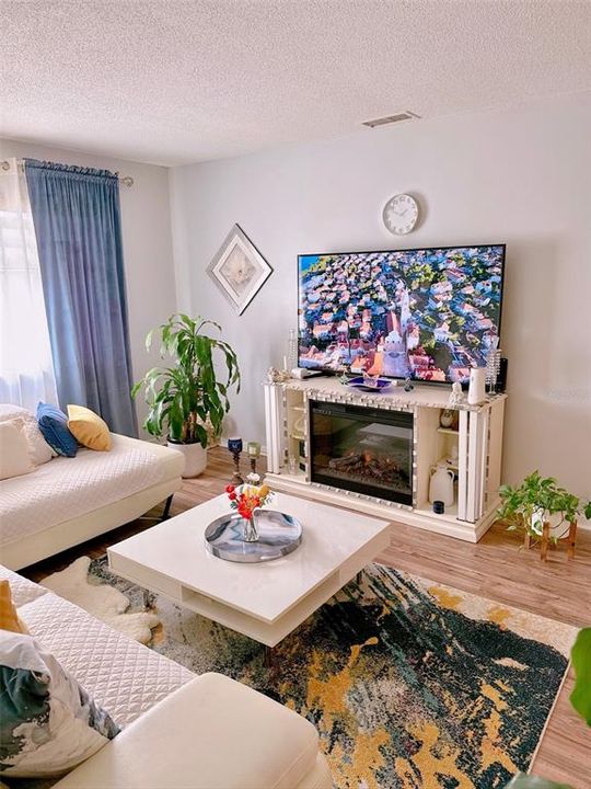 For Sale: $125,000 (1 beds, 1 baths, 765 Square Feet)