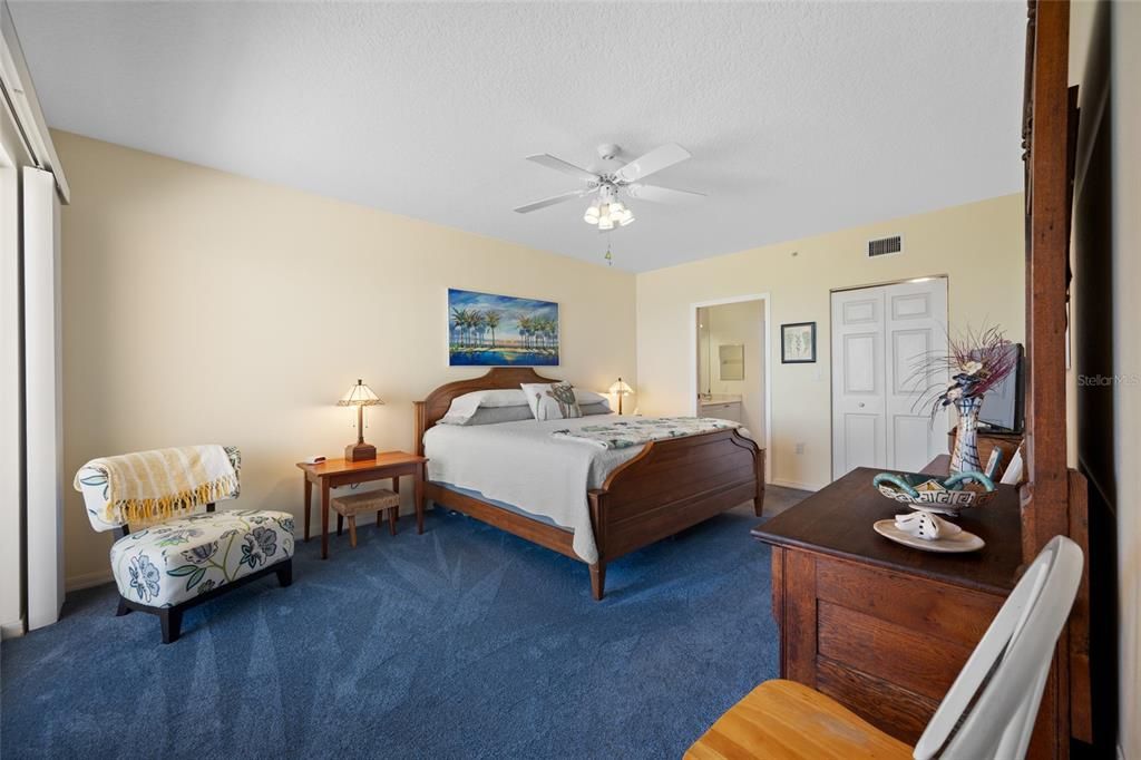 For Sale: $1,095,000 (2 beds, 2 baths, 1340 Square Feet)