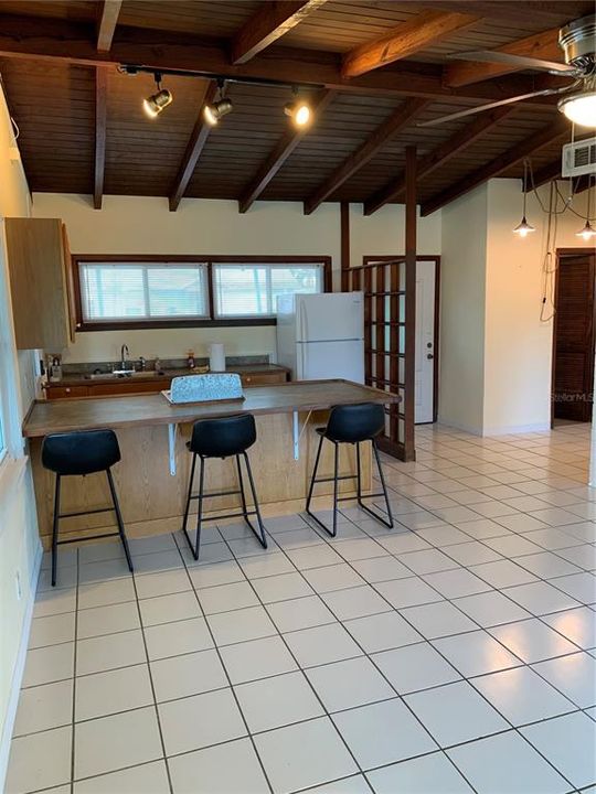 For Rent: $1,850 (2 beds, 1 baths, 877 Square Feet)