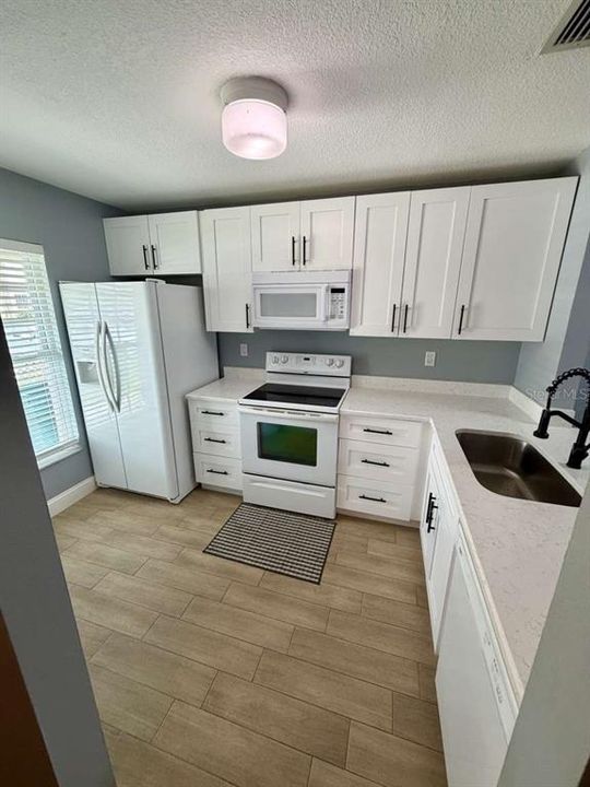 For Sale: $187,900 (2 beds, 1 baths, 972 Square Feet)