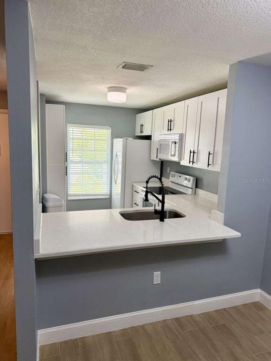 For Sale: $187,900 (2 beds, 1 baths, 972 Square Feet)