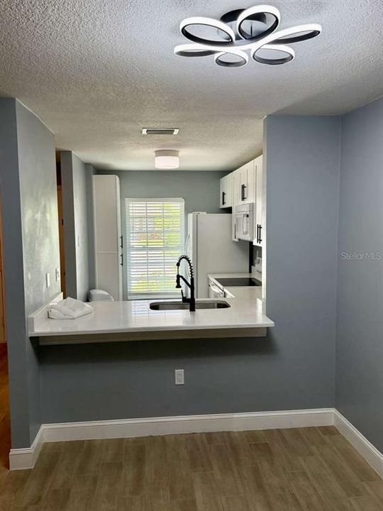 For Sale: $187,900 (2 beds, 1 baths, 972 Square Feet)