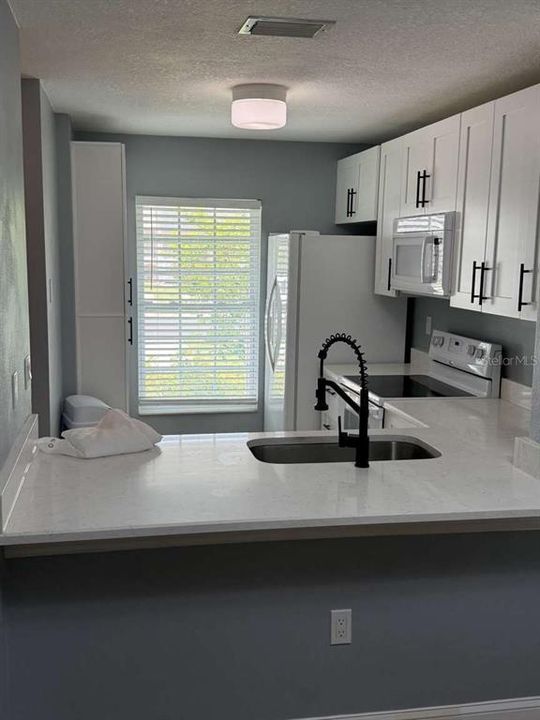 For Sale: $187,900 (2 beds, 1 baths, 972 Square Feet)