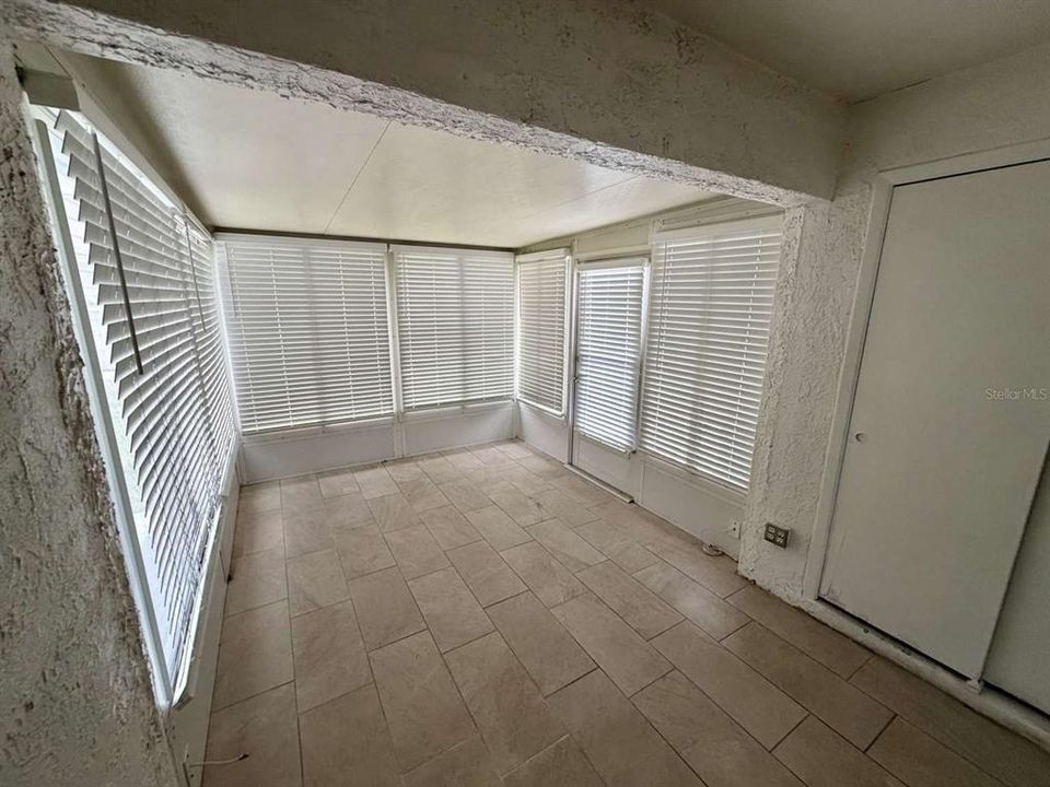 For Sale: $187,900 (2 beds, 1 baths, 972 Square Feet)