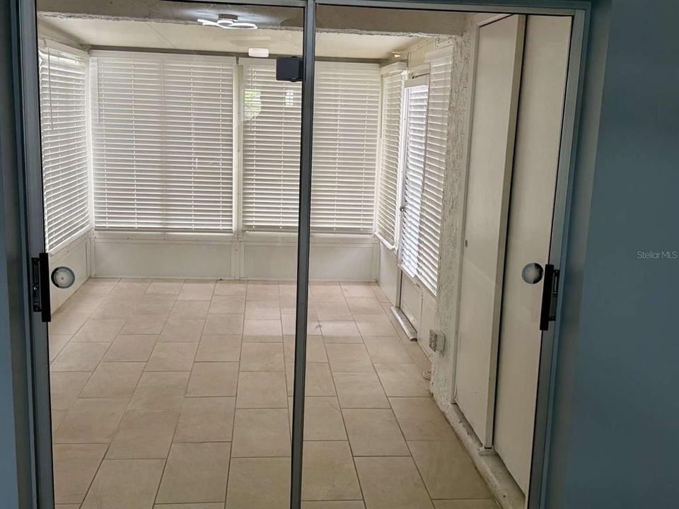 For Sale: $187,900 (2 beds, 1 baths, 972 Square Feet)