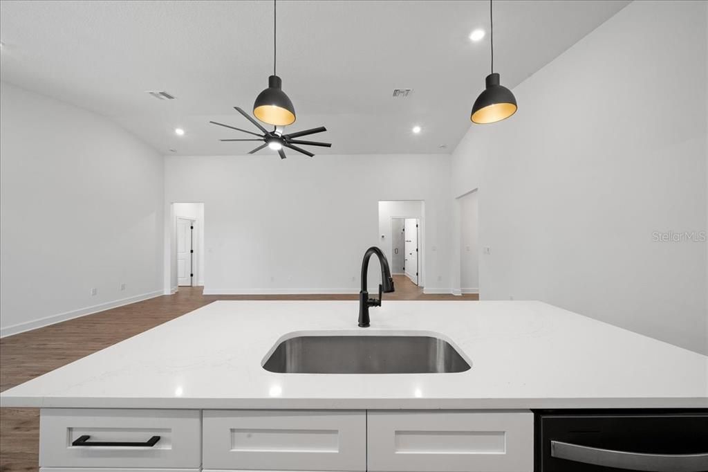En Venta: $419,990 (4 camas, 3 baños, 2061 Pies cuadrados)