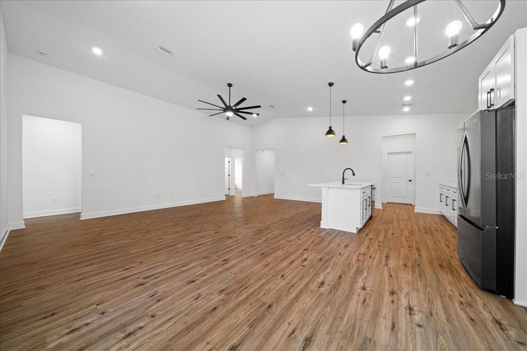 На продажу: $414,900 (4 спален, 3 ванн, 2061 Квадратных фут)