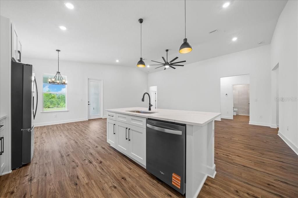 На продажу: $414,900 (4 спален, 3 ванн, 2061 Квадратных фут)