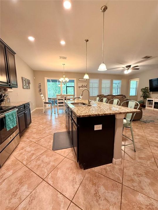 En Venta: $515,000 (5 camas, 3 baños, 3329 Pies cuadrados)