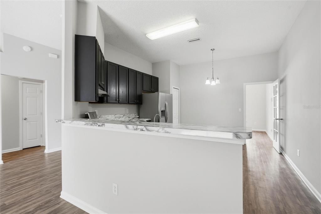 En Venta: $369,900 (4 camas, 2 baños, 1954 Pies cuadrados)
