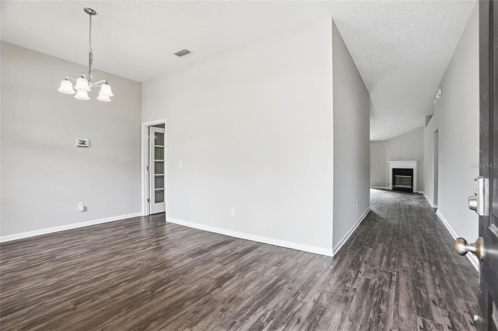 En Venta: $369,900 (4 camas, 2 baños, 1954 Pies cuadrados)