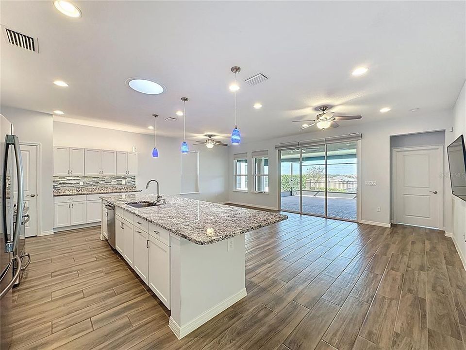 For Sale: $400,000 (3 beds, 2 baths, 1905 Square Feet)