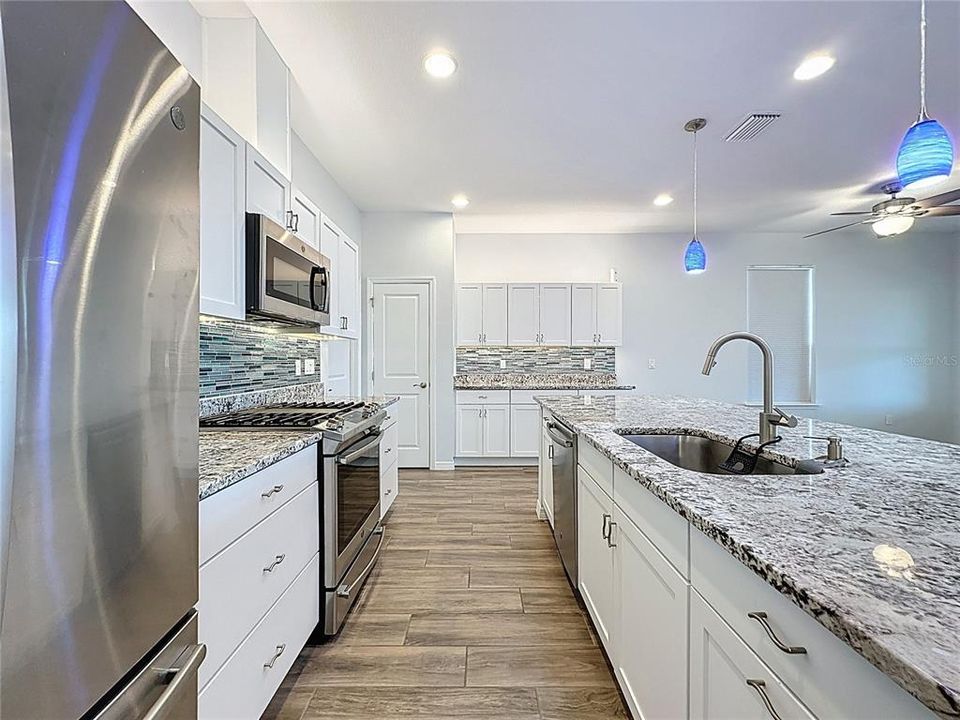 For Sale: $400,000 (3 beds, 2 baths, 1905 Square Feet)