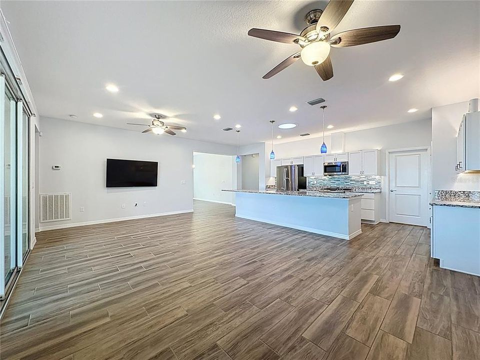 For Sale: $400,000 (3 beds, 2 baths, 1905 Square Feet)