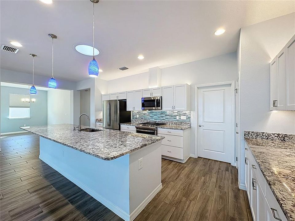 For Sale: $400,000 (3 beds, 2 baths, 1905 Square Feet)