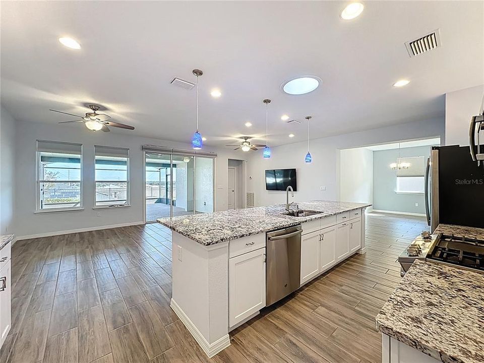 For Sale: $400,000 (3 beds, 2 baths, 1905 Square Feet)