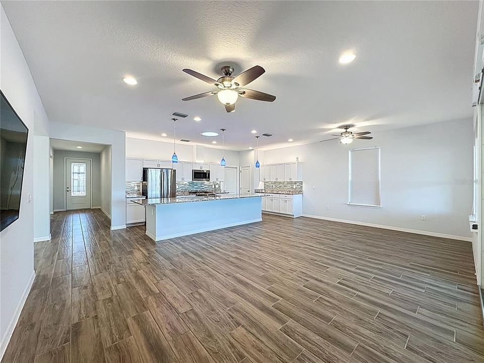 For Sale: $400,000 (3 beds, 2 baths, 1905 Square Feet)