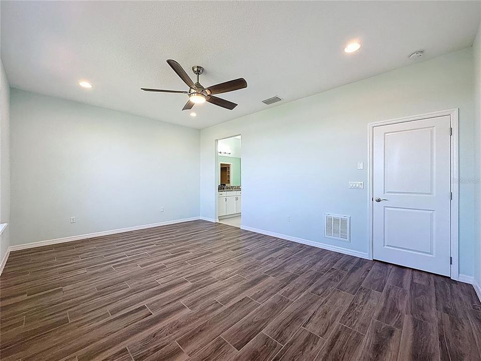 For Sale: $400,000 (3 beds, 2 baths, 1905 Square Feet)