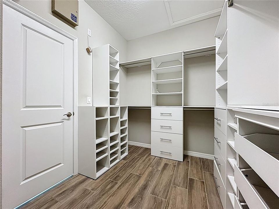 For Sale: $400,000 (3 beds, 2 baths, 1905 Square Feet)