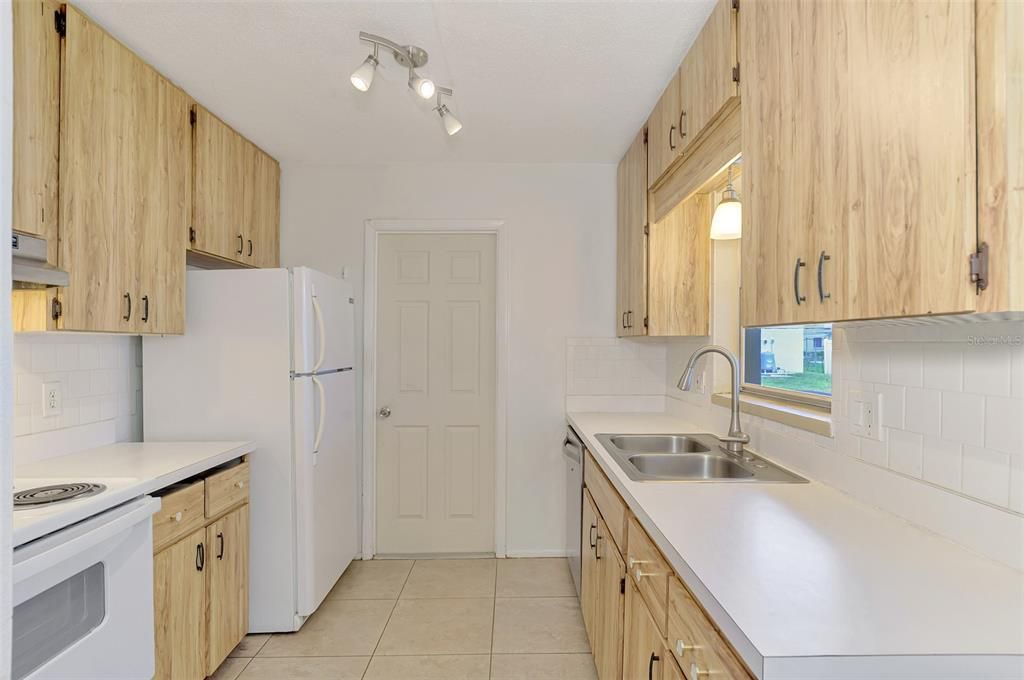 Active With Contract: $199,000 (2 beds, 2 baths, 1095 Square Feet)