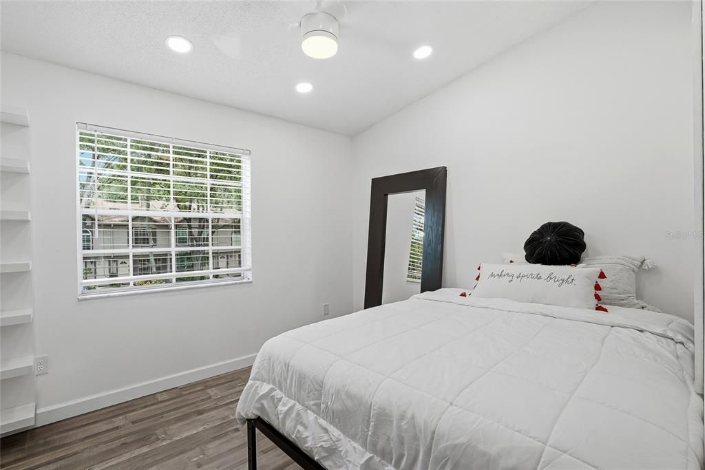 For Sale: $215,000 (2 beds, 1 baths, 896 Square Feet)
