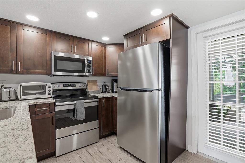 For Sale: $215,000 (2 beds, 1 baths, 896 Square Feet)