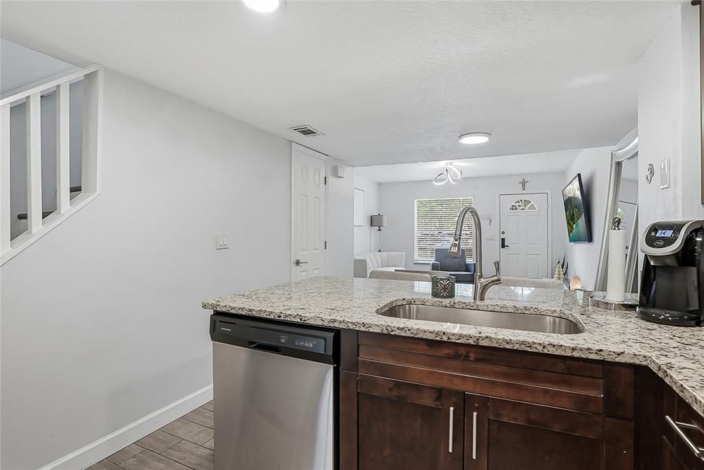 For Sale: $215,000 (2 beds, 1 baths, 896 Square Feet)