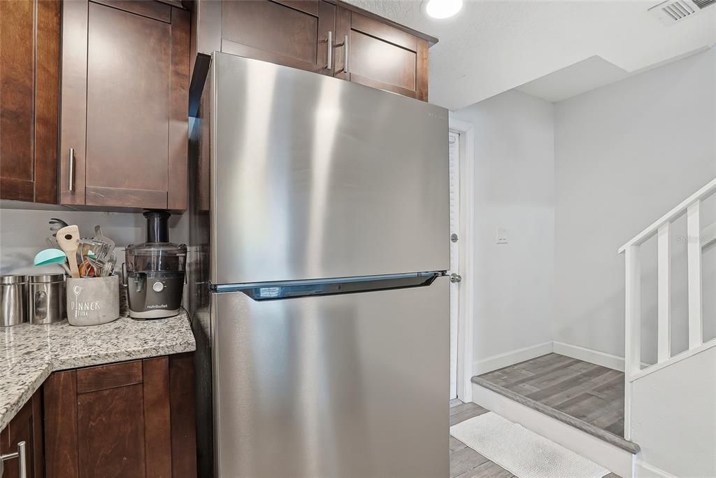 For Sale: $215,000 (2 beds, 1 baths, 896 Square Feet)