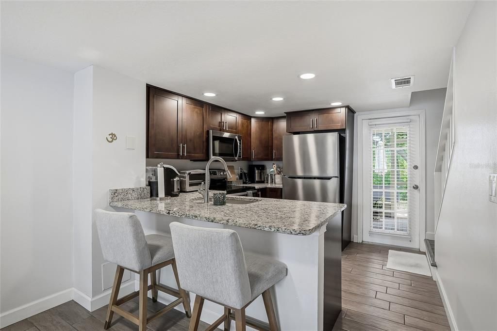 For Sale: $215,000 (2 beds, 1 baths, 896 Square Feet)