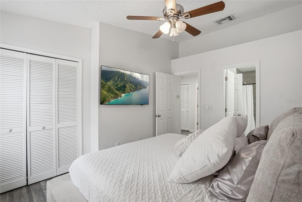 For Sale: $215,000 (2 beds, 1 baths, 896 Square Feet)