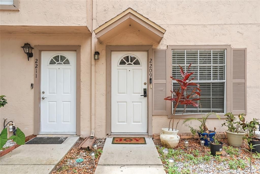 For Sale: $215,000 (2 beds, 1 baths, 896 Square Feet)