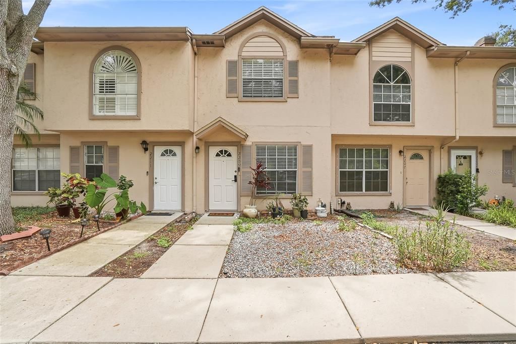 For Sale: $215,000 (2 beds, 1 baths, 896 Square Feet)