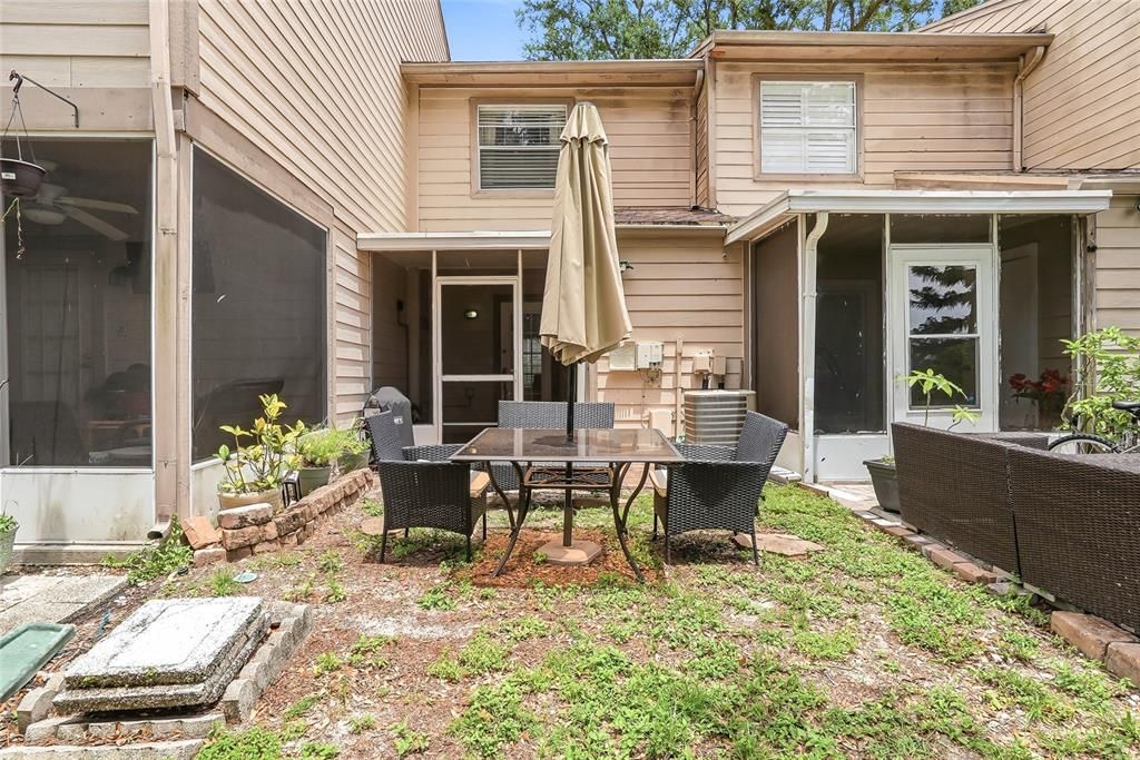 For Sale: $215,000 (2 beds, 1 baths, 896 Square Feet)