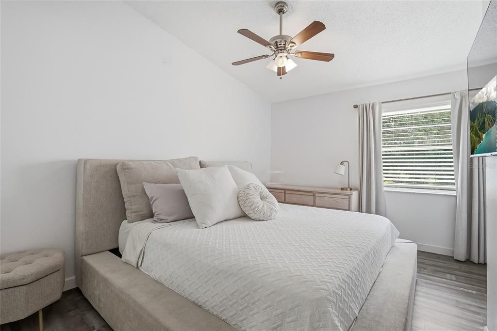 For Sale: $215,000 (2 beds, 1 baths, 896 Square Feet)