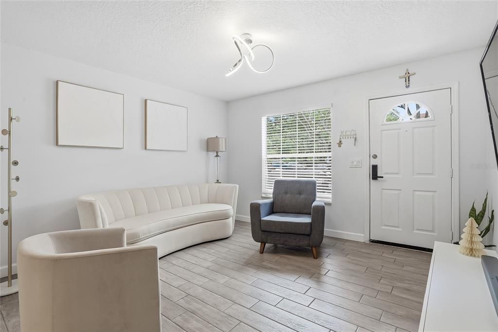 For Sale: $215,000 (2 beds, 1 baths, 896 Square Feet)