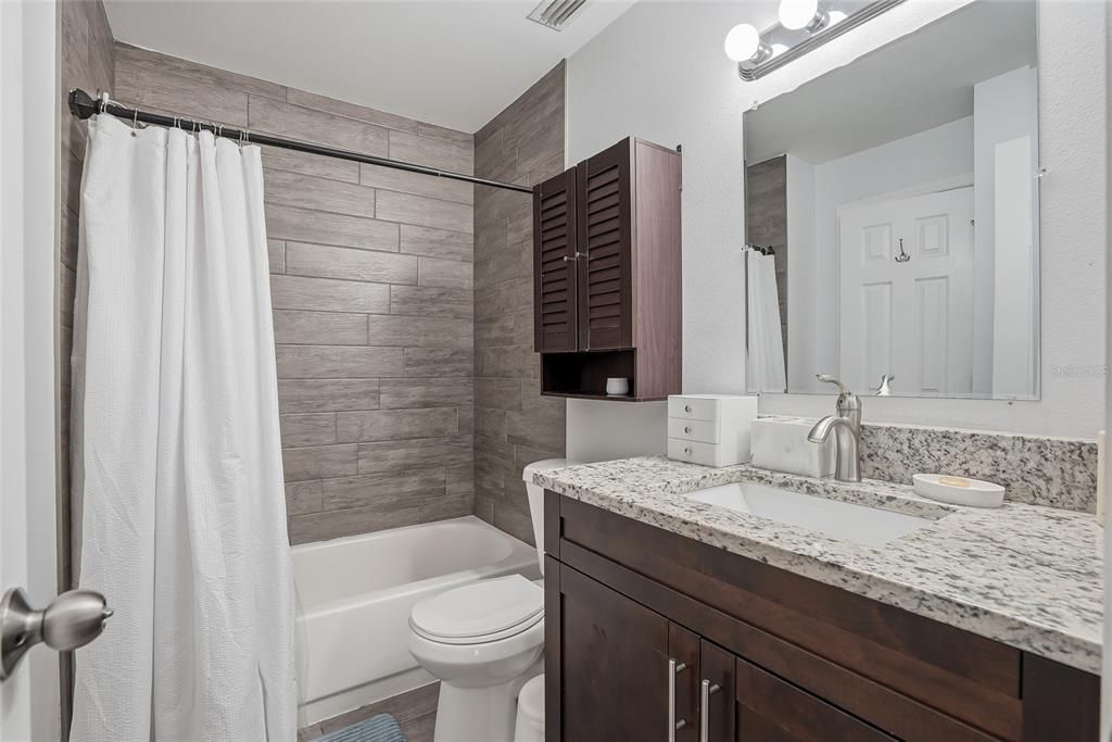 For Sale: $215,000 (2 beds, 1 baths, 896 Square Feet)
