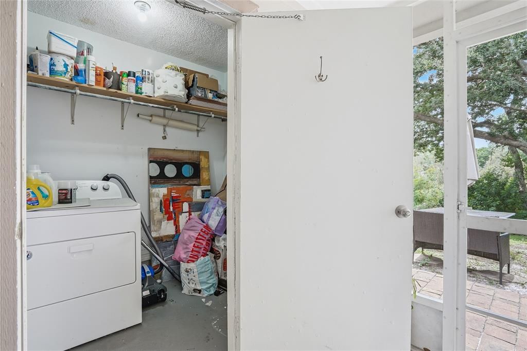 For Sale: $215,000 (2 beds, 1 baths, 896 Square Feet)