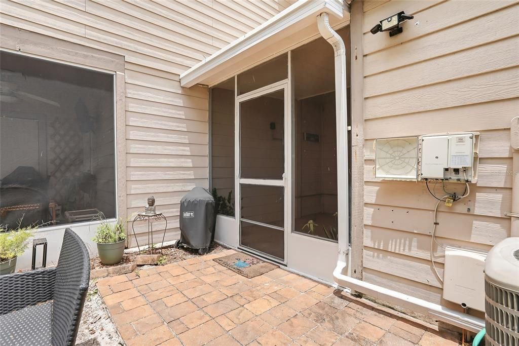 For Sale: $215,000 (2 beds, 1 baths, 896 Square Feet)