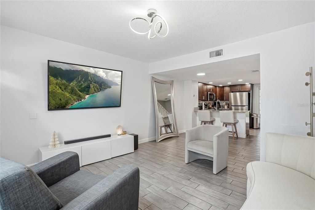 For Sale: $215,000 (2 beds, 1 baths, 896 Square Feet)