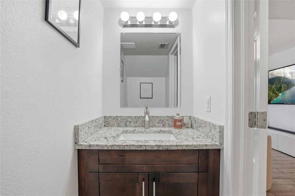 For Sale: $215,000 (2 beds, 1 baths, 896 Square Feet)