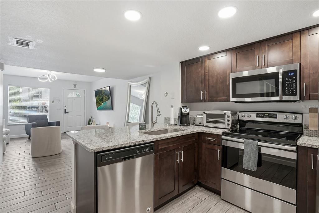 For Sale: $215,000 (2 beds, 1 baths, 896 Square Feet)