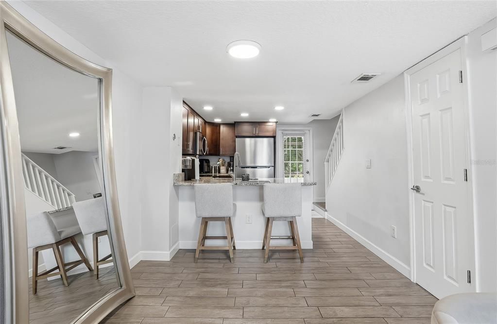 For Sale: $215,000 (2 beds, 1 baths, 896 Square Feet)