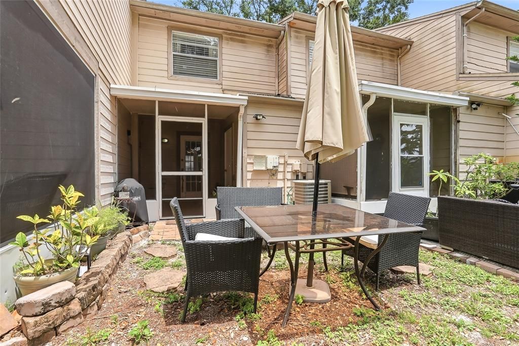 For Sale: $215,000 (2 beds, 1 baths, 896 Square Feet)
