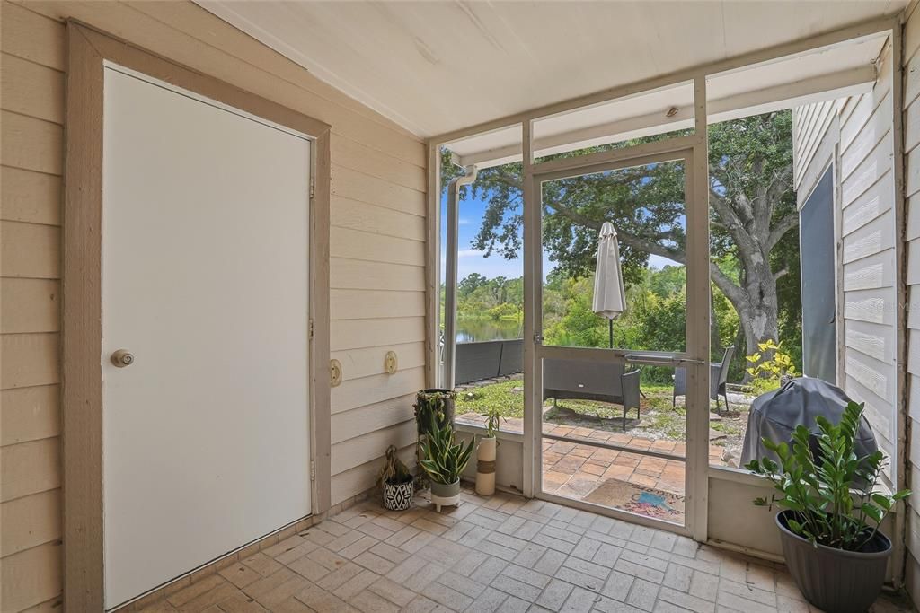For Sale: $215,000 (2 beds, 1 baths, 896 Square Feet)